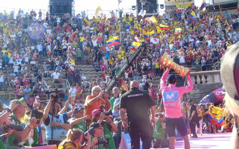 Richard Carapaz levanta el trofeo ante los ecuatorianos que llegaron hasta el Arena Verona.