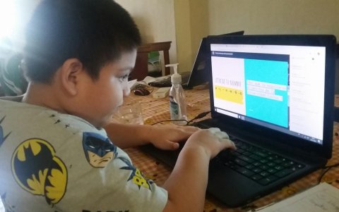 Durante los 45 minutos de clases virtuales los niños reciben contenidos que ya conocen, entre ellos, sobre el coronavirus.