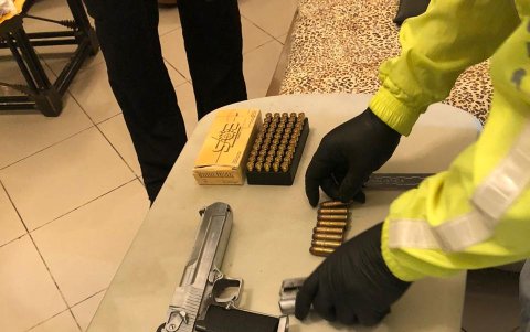 Referencial. Las armas que se dicen son una reliquia deben tener también un permiso con esa observación.