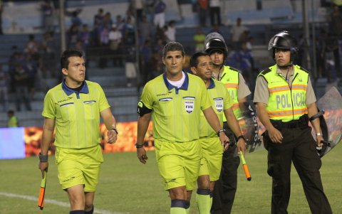 Alfredo Intriago (c), exárbitro ecuatoriano, recordó a 'Rosita' Canales como una de las pioneras en el referato nacional.