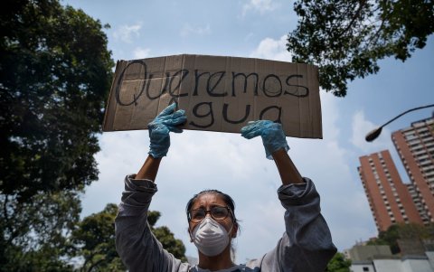 Numerosas protestan en Caracas por la escasez de agua.