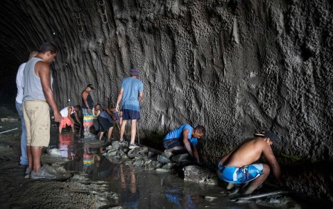 Moradores de un barrio se las ingenian para que el agua llegue a sus grifos.