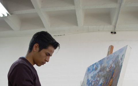 Bryan Salazar pintó una obra que busca reflejar la violencia, enfrentamiento y caos social que vivió el país en octubre del año pasado.