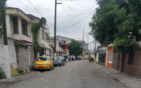 Hecho. En la avenida Interior, en el mismo vecindario, un enorme hueco en plena vía preocupa a conductores y ciclistas.