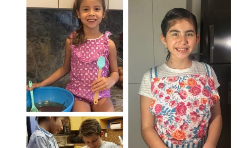 Valentina, Sofía, Matías y Fausto disfrutan de ayudar en la cocina.
