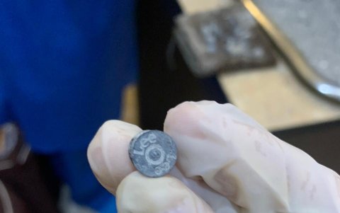 El botón que se encontró en la cenizas que el cementerio dice que es de Jimmy Rivera, quien falleció el 1 de abril.