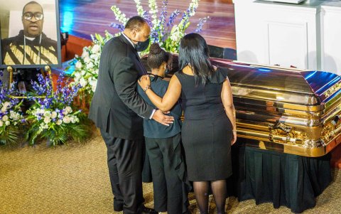 MINEÁPOLIS. El defensor de los derechos humanos Martin Luther King III y su familia muestran respeto ante los restos de George Floyd, en la Universidad Central del Norte.