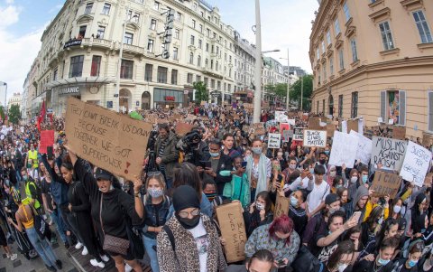 VIENA. Una multitud se reunió en la capital austriaca para manifestarse en apoyo a las protestas que se dan en Estados Unidos, por la muerte de George Floyd.