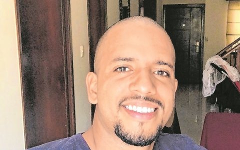 El volante Dennis Quiñónez espera que pase pronto la emergencia, para escuchar ofertas de equipos.