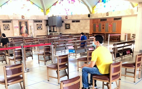 Asistencia. Las sillas están dispuestas manteniendo una distancia de dos metros. Durante la presente semana de reapertura, pocas personas han asistido a las iglesias en estos días.