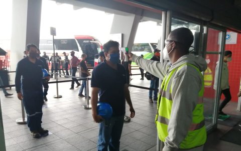 Control. En la puerta de ingreso al establecimiento, personal de la institución les tomó la temperatura a cada uno de los pasajeros.