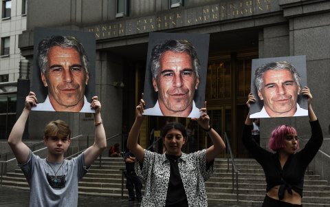 Un grupo de protesta llamado Hot Mess alzó carteles con el rostro de Jeffrey Epstein frente al tribunal federal en la ciudad de Nueva York. La foto es de julio del año pasado.
