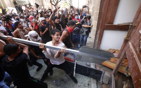GUADALAJARA. Los manifestantes llevaron sus protestas hasta la sede del gobierno del estado de Jalisco, donde lanzaron piedras y dañaron puertas.