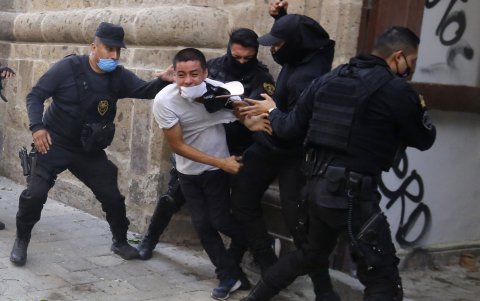 GUADALAJARA. Una persona es detenida mientras se manifestaba la tarde de este jueves, en reacción contra la violencia policial.