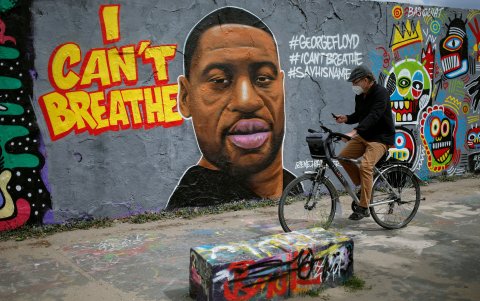 Berlín, Alemania. En el barrio de Prenzlauer Berg, un mural anónimo inspirado en la imagen de George Floyd.