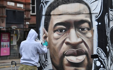 Barrio norte de Manchester, Inglaterra. El artista callejero Akse pinta un mural de George Floyd.