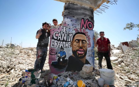 Binnish, provincia de Idlib, Noroeste de Siria. Los artistas sirios Aziz Asmar y Anis Hamdoun terminan un mural que representa a George Floyd.