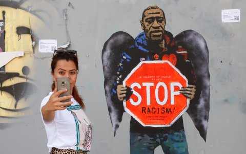 En Barcelona, España, un graffiti callejero también es dedicado a George Floyd. El autor de la obra es el artista urbano italiano Salvatore Benintende, también conocido como 