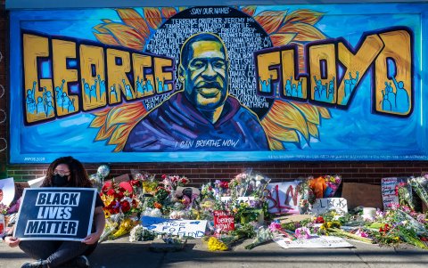 En Minneapolis, Minnesota, Estados Unidos, un graffiti fue pintado cerca del lugar donde George Floyd fue asesinado el 25 de mayo.