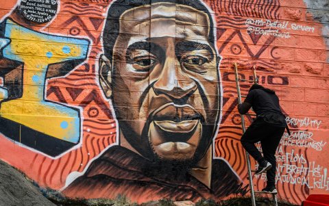 En el barrio pobre de Kibera en Nairobi, Kenia, el artista mural Allan Mwangi, también conocido como Mr.detail.seven, pinta el mural en honor a George Floyd.