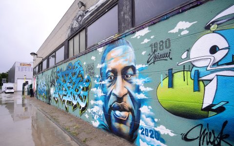 Strombeek-Bever, Bélgica. A lo largo de la calle Nijverheidslaan, el artista Djamel Oulkadi hizo un graffitti al estadounidense George Floyd.
