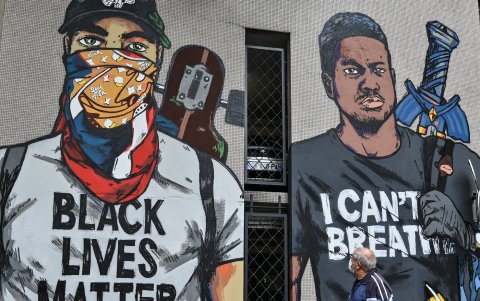 Grenoble, Francia. Un hombre pasa junto a un mural pintado por el artista francés Combo en homenaje a George Floyd, como parte del 6th Street Art Fest Grenoble-Alpes.