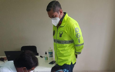 El prefecto Carlos Luis Morales acudió al mediodía al CDP para la colocación del grillete.