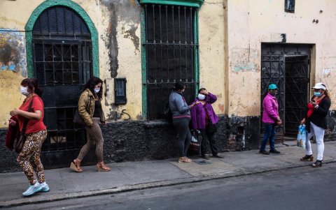 La prostitución es legal en Perú, siempre que la ejerza una persona adulta, pero la ley castiga la explotación de personas con fines sexuales, el proxenetismo y la trata de personas.