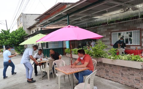 Reunión. Las cafeterías y despensas, a decir de los expertos, sirven además de puntos de encuentro que permiten darle viva al vecindario.