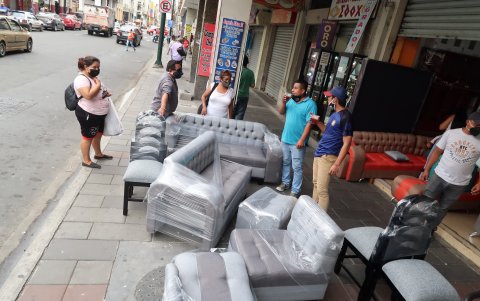 Comercio. Tener negocios de proximidad, es decir cerca de los vecindarios, crea un lazo entre el comerciante y los vecinos, lo que incrementa incluso la seguridad en el entorno.