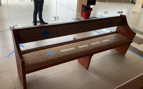 Prevención. Al interior del templo, cada una de las bancas indican dónde pueden sentarse los feligreses.