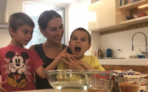 A Jessica Abouganem le gusta cocinar en compañía de sus hijos.