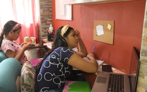 Traba. Estudiar desde casa es complicado, no solo porque falte tecnología, sino porque a diferencia de en las aulas, concentrarse no siempre es posible.