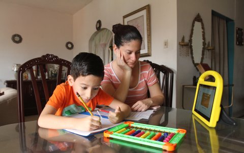 Hecho. En esta modalidad, se recomienda a los padres que guíen a sus hijos, incluso a través de juegos.