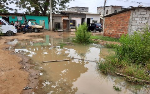 Molestia. El agua empozada permanece no solo en las calles, sino que en los hogares.