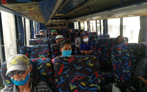 Transporte. En el cantón, los usuarios podrán desplazarse en las unidades solo sentadas. El aforo máximo permitido será del 30 % de pasajeros.