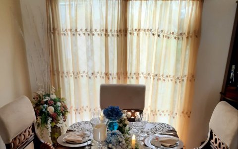 Una decoración para una boda civil de Decorline, donde asisten solo quienes viven en la misma casa.