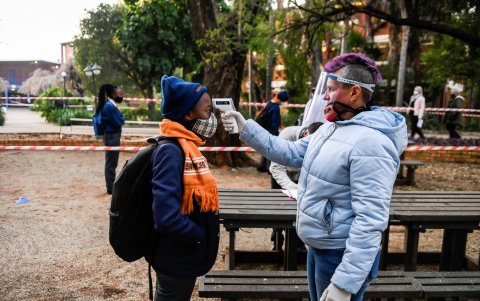En el mundo. En los colegios donde se ha dado ya la reapertura, se extreman medidas. Tomar la temperatura y usar mascarillas constan entre las más comunes.