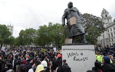 Una estatua de Winston Churchill fue violentada por manifestantes antirracistas.