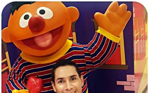 El enfermero mexicano se remonta a su  niñez cuando escucha Bazar.