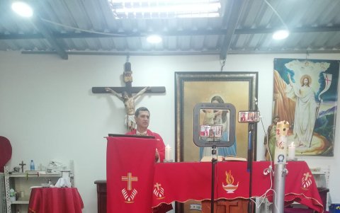 Una misa virtual transmitida desde la sacristía del Santuario Santa María Madre de Guayaquil
