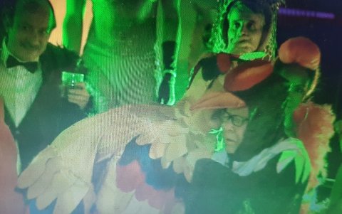 Luis Chiriboga celebra en al fiesta de disfraces con Luis Bedoya, de la federación colombiana.