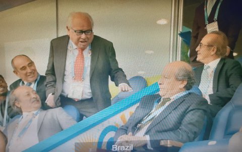 Chiriboga bromeando con Marín, el presidente de la Confederación de fútbol brasileña.