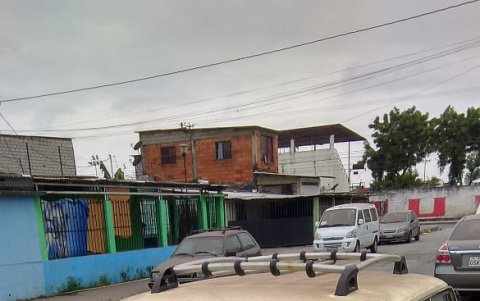 Por la caída de cenizas en Guayaquil, así amanecieron los carros el martes 9 de junio.