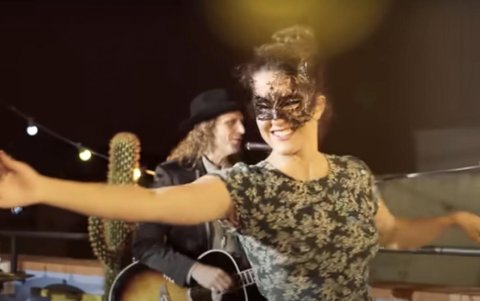 Sara Donés, hija del cantante, quien aparece en el video de la última canción que le dedicó.