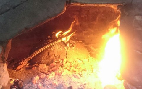 La cocción dura cuatro horas, el color rojizo del barro seco  indica que  está listo. Luego se retira la tierra junto con el plumaje