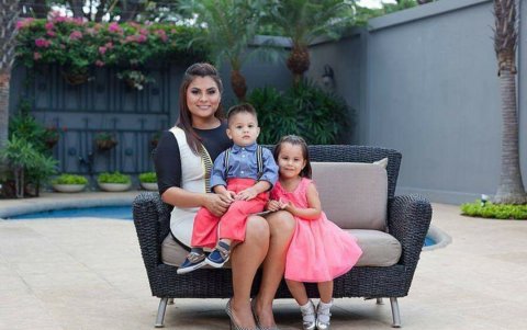 Merlyn con sus hijos, Paúl y Luciana.