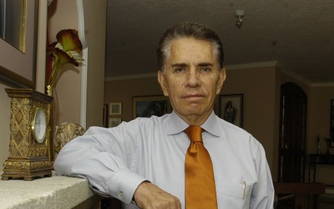 Nacido en Quito. Tiene 78 años.