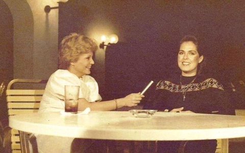 Diana en sus tiempos de periodista junto a una lozana Lupita D'Alessio.