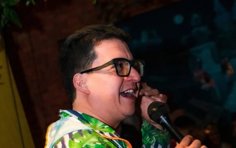 Ave Jaramillo es un comediante quiteño conocido por sus monólogos.